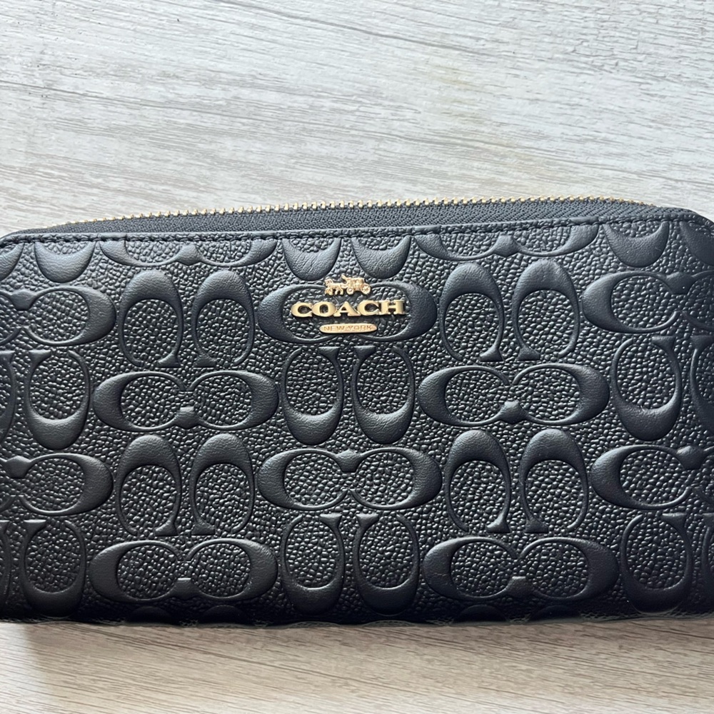 Black Coach wallet. Never used. Excellent condition.